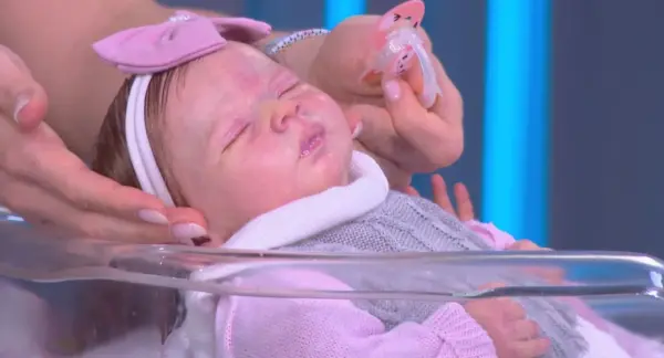 Mulher leva bebê reborn para ser vacinada em UBS