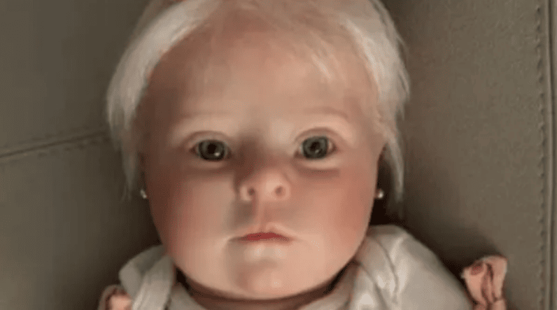 Bebê reborn voltou a chamar atenção nas redes sociais • Reprodução/Instagram (@pefabiodemelo)