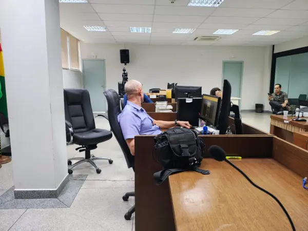 Audiência é marcada por silêncio seletivo de Tarcísio Araújo e relatos de controle, conflitos e negligência com arma de fogo