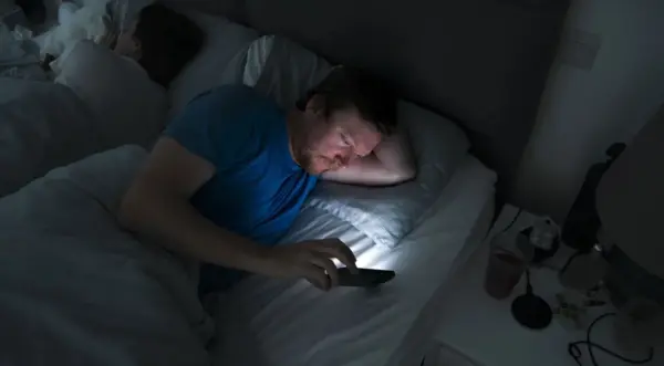 Fica no celular antes de dormir? Entenda como o hábito prejudica seu sono