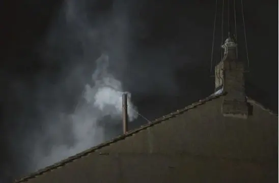 Chaminé que anuncia a escolha do novo papa é instalada na Capela Sistina