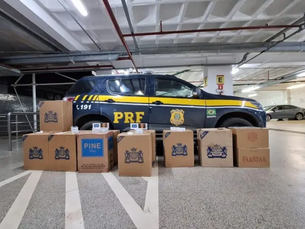 PRF apreende 8 mil maços de cigarros contrabandeados durante fiscalização na BR-317