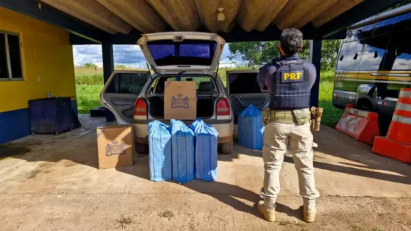 PRF apreende mais de 3 mil maços de cigarros contrabandeados após perseguição em Rio Branco