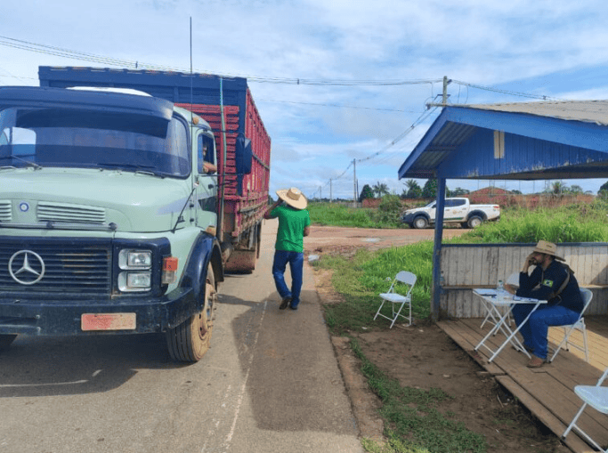 Barreiras verificam se os produtos estão livres de doenças e atendem aos requisitos sanitários exigidos, apresentando o Guia de Trânsito Animal (GTA). Foto: Vinícius Braga/Idaf