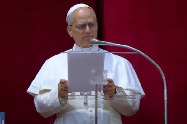 Papa Leão XIV conduz oração Regina Caeli e faz apelo por paz no mundo