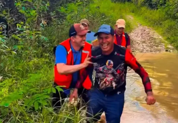 VÍDEO: Prefeito do Acre cai em córrego enquanto era carregado por vereador durante entrega de cestas básicas
