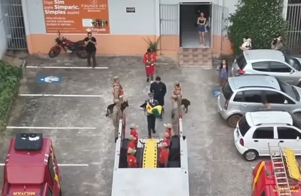 Com honras militares e cortejo, bombeiros se despedem de cadela que atuou em salvamentos no Acre