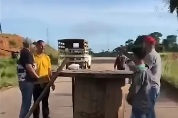 Moradores bloqueiam trecho da BR-364 em protesto contra multas do Ibama
