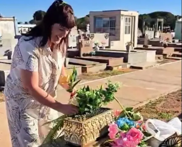 Bocalom visita túmulo da família em Minas Gerais e agradece apoio da atual esposa: “Presente de Deus”; VÍDEO