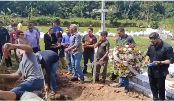 VÍDEO: Ao som de samba-enredo, Jairo Carioca é enterrado com homenagens no Alto Santo, em Rio Branco
