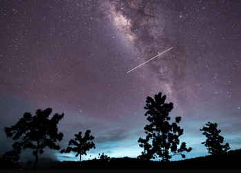 Chuva de meteoros Eta Aquaridas registrada do Sri Lanka em maio de 2024 • Thilina Kaluthotage/NurPhoto via Getty Images