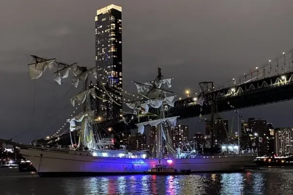 Navio da Marinha do México bate em ponte do Brooklyn, deixa dois mortos e mais de 20 feridos; VÍDEO