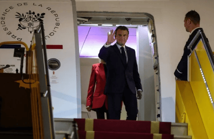 Visivelmente surpreso, o presidente rapidamente se volta para a imprensa e acena, tentando retomar a compostura - (crédito: Ludovic MARIN / AFP)