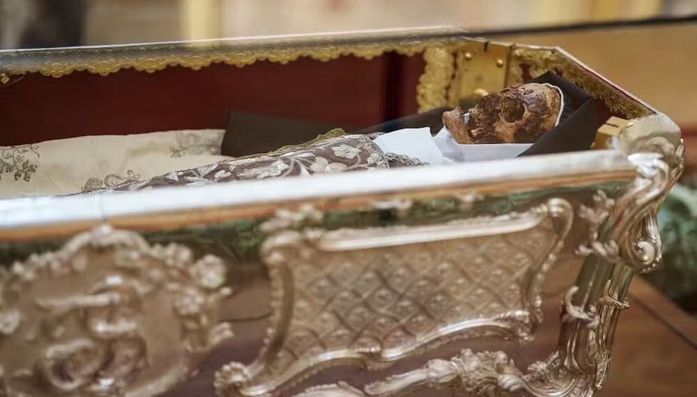 Corpo de Santa Teresa d'Ávila é exposto em basílica em Alba de Torres, na Espanha, 443 anos após sua morte — Foto: Cesar Manso/AFP