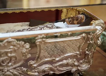 Corpo de Santa Teresa d'Ávila é exposto em basílica em Alba de Torres, na Espanha, 443 anos após sua morte — Foto: Cesar Manso/AFP