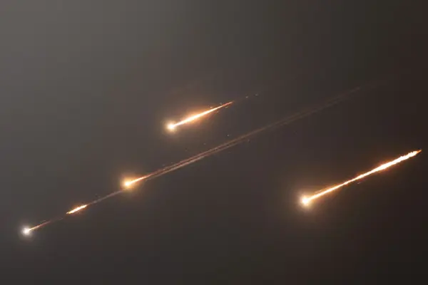 Bombardeio do Irã golpeia Tel Aviv e eleva risco de guerra total