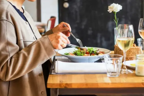Saiba o horário ideal de jantar para cada faixa etária da vida