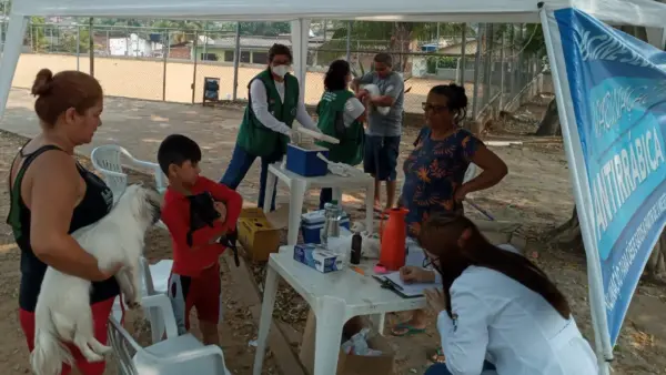 Prefeitura realiza vacinação antirrábica domiciliar nos bairros Defesa Civil e Novo Horizonte neste sábado