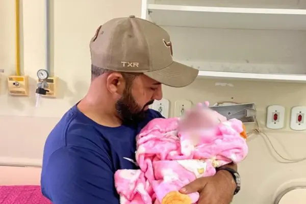 Pai de bebê transferida para hospital especializado em queimaduras fala sobre estado da filha: 'precisa ser forte'