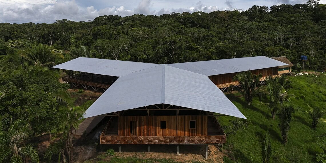 Edificação carrega em sua estrutura a identidade do povo Yawanawa, sendo composta por áreas abertas de convivência e harmonia. Foto: Cedida