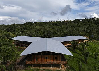 Edificação carrega em sua estrutura a identidade do povo Yawanawa, sendo composta por áreas abertas de convivência e harmonia. Foto: Cedida