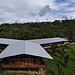 Edificação carrega em sua estrutura a identidade do povo Yawanawa, sendo composta por áreas abertas de convivência e harmonia. Foto: Cedida