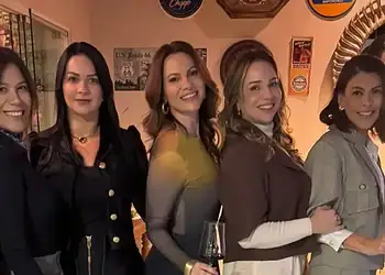 Mariana Carvalho comemorou aniversário junto com as amigas de todas as horas na última sexta-feira. Veja mais na coluna No Circuito