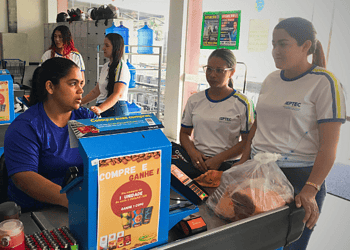 Alunas do curso de operador de caixa do Ieptec participam de aula prática. Foto: cedida