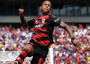 Wallace Yan chegou ao quinto gol em 14 partidas pelo time profissional do Flamengo - (crédito: Franck Fife/AFP)