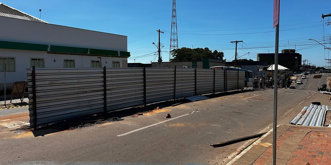 Tapumes foram instalados e fluxo de veículos está parcialmente alterado - Foto: Rosely Cabral/Seop