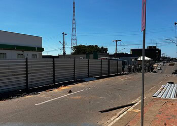 Tapumes foram instalados e fluxo de veículos está parcialmente alterado - Foto: Rosely Cabral/Seop