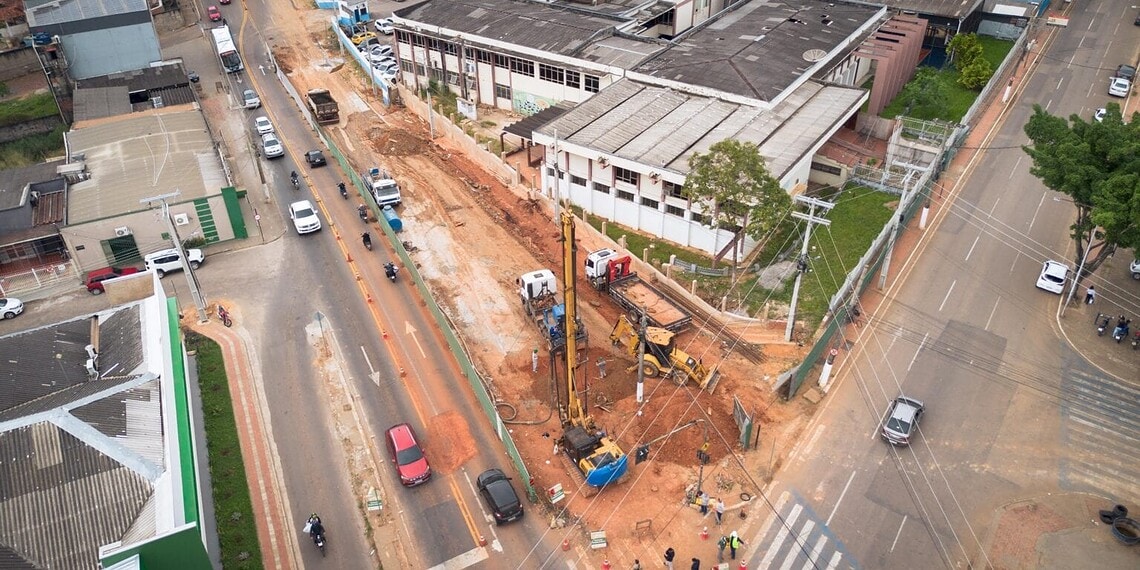Trechos em obras são isolados com tapumes para segurança de trabalhadores e pessoas envolvidas no trânsito. Foto: Samuel Moura/Secom