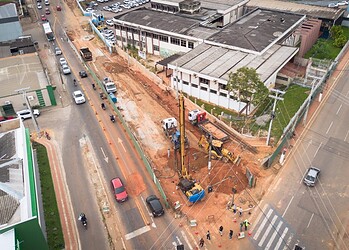 Trechos em obras são isolados com tapumes para segurança de trabalhadores e pessoas envolvidas no trânsito. Foto: Samuel Moura/Secom