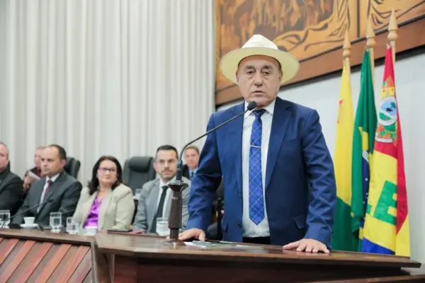Bocalom põe em xeque urnas eletrônicas e defende volta do voto impresso durante homenagem ao TRE