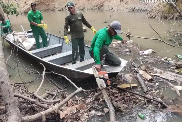 Meia tonelada de lixo é retirada do Igarapé São Francisco durante ação de limpeza em Rio Branco