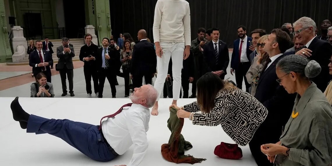 O presidente Luiz Inácio Lula da Silva repete acrobacias em exposição na França  Foto: Michel Euler/Pool via Reuters