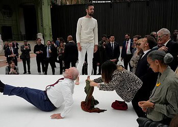 O presidente Luiz Inácio Lula da Silva repete acrobacias em exposição na França  Foto: Michel Euler/Pool via Reuters