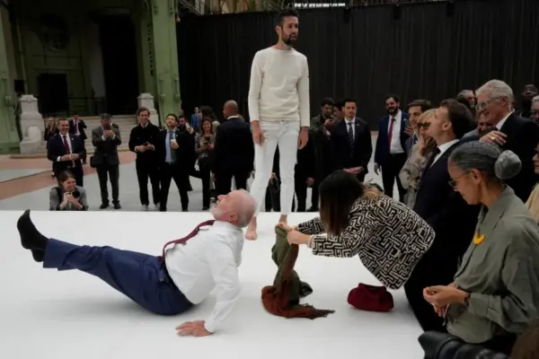 Na França, Lula tenta repetir acrobacia durante exibição