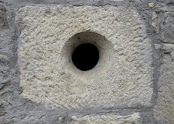 Homem é condenado por fazer buraco em muro para espiar vizinhas e terá que pagar R$ 4 mil por danos morais 13 Homem é condenado por fazer buraco em muro para espiar vizinhas e terá que pagar R$ 4 mil por danos morais