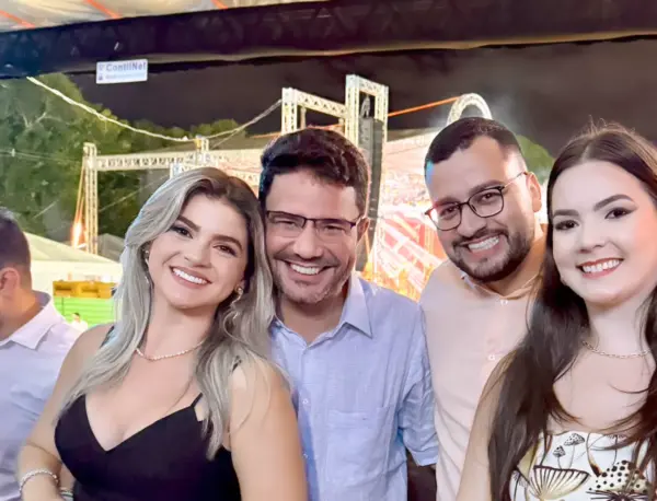 Gladson Camelí curte pagode com Karol Queiroz