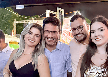 Gladson Camelí curte pagode com Karol Queiroz