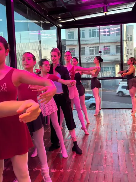 Bailarina Juliana Gomes encanta o Acre em estreia com dança, trocas e afeto