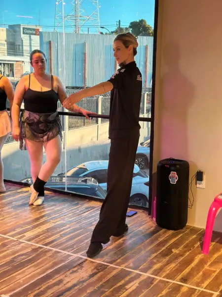 Bailarina Juliana Gomes encanta o Acre em estreia com dança, trocas e afeto