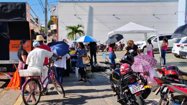 Servidores da Educação protestam em frente à Seme após 11 dias de greve em Rio Branco