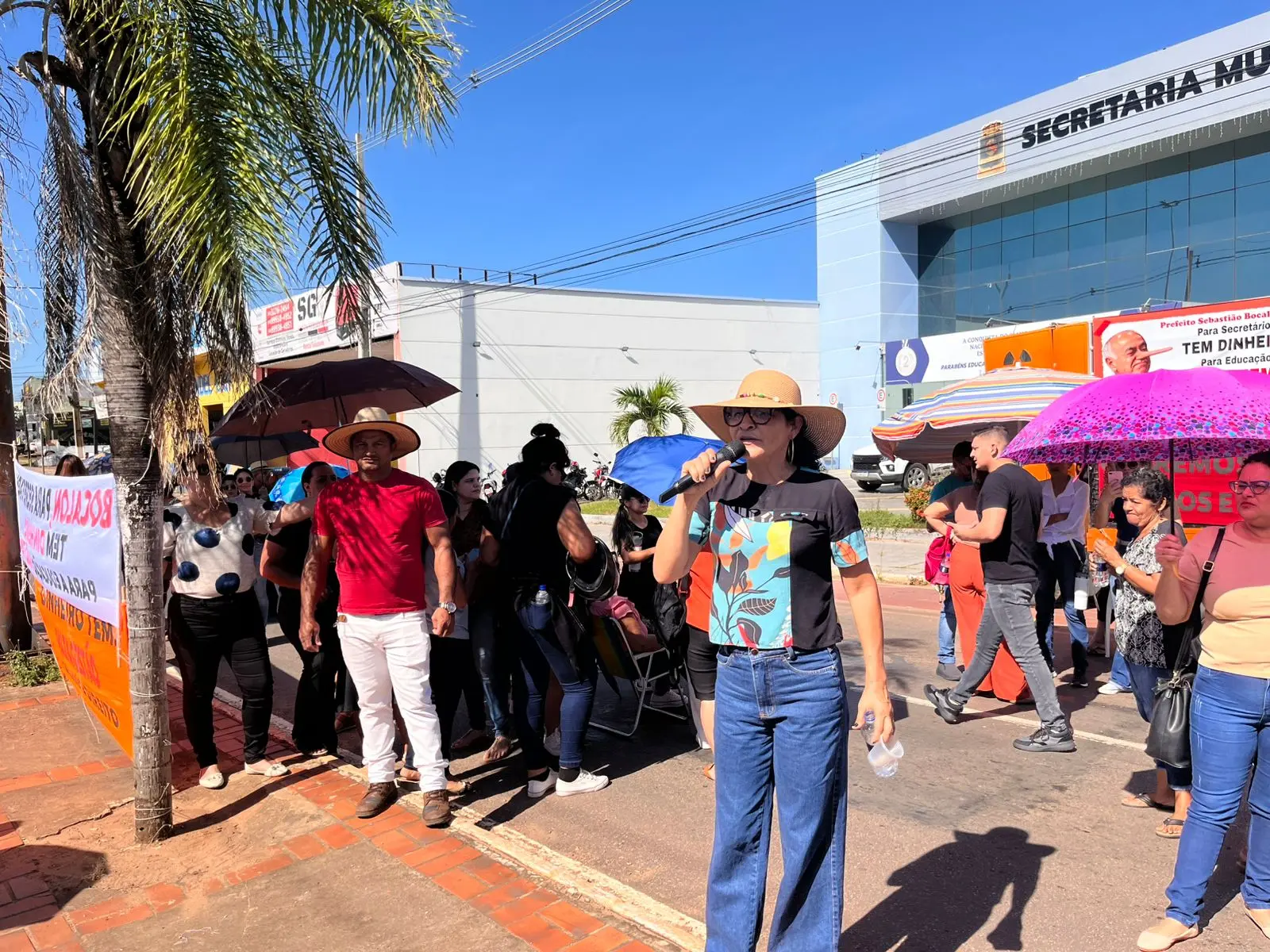 Em greve, servidores da Educação fecham Avenida Antônio da Rocha Viana nos dois sentidos em protesto 2 Em greve, servidores da Educação fecham Avenida Antônio da Rocha Viana nos dois sentidos em protesto