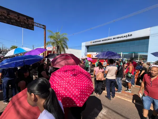 Em greve, servidores da Educação fecham Avenida Antônio da Rocha Viana nos dois sentidos em protesto 2 Em greve, servidores da Educação fecham Avenida Antônio da Rocha Viana nos dois sentidos em protesto