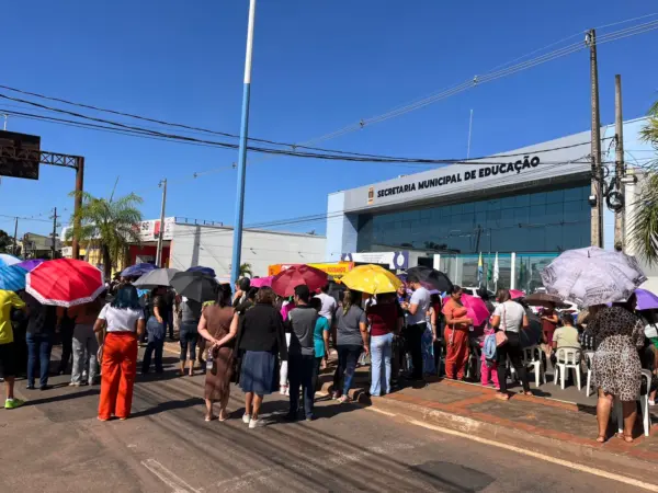 Em greve, servidores da Educação fecham Avenida Antônio da Rocha Viana nos dois sentidos em protesto 5 Em greve, servidores da Educação fecham Avenida Antônio da Rocha Viana nos dois sentidos em protesto
