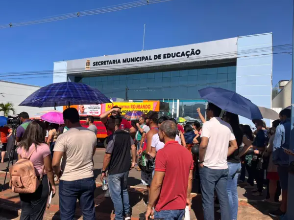 Em greve, servidores da Educação fecham Avenida Antônio da Rocha Viana nos dois sentidos em protesto 3 Em greve, servidores da Educação fecham Avenida Antônio da Rocha Viana nos dois sentidos em protesto