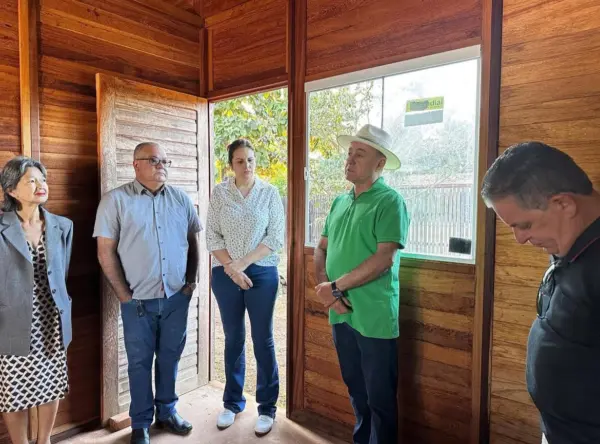 Bocalom anuncia parceria com marceneiros para produção das portas das casas do projeto 1001 Dignidades