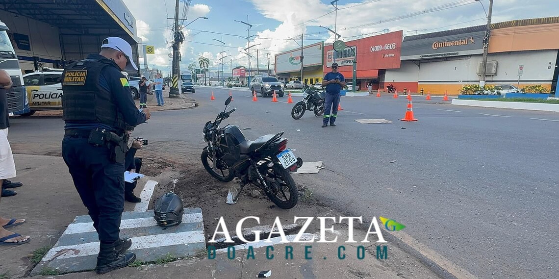 Três jovens ficam gravemente feridos após colisão entre motos na Via Chico Mendes, em Rio Branco